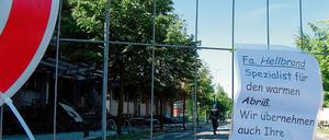 Brenzliger Humor: In Teltow schießen die Spekulationen über die Brandursache ins Kraut, ein Witzbold hat seine Meinung am Absperrzaun der Oderstraße dokumentiert. Ein schlechter Witz vielleicht, denn derzeit ist nur sicher, dass es Brandstiftung war.