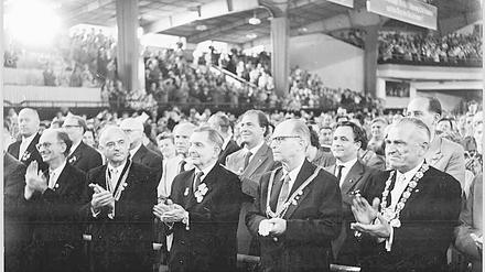 Delegierter des 5. Parteitags der SED (1955) in der Berliner Werner-Seelenbinder-Halle war auch Max Volmer (M.), rechts neben ihm stand Georg Mayer, Rektor der Karl-Marx-Universität, Leipzig.
