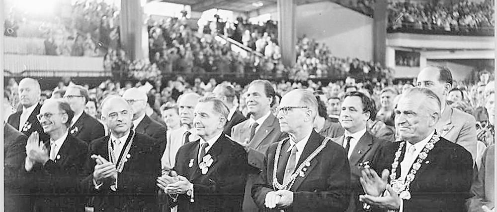 Delegierter des 5. Parteitags der SED (1955) in der Berliner Werner-Seelenbinder-Halle war auch Max Volmer (M.), rechts neben ihm stand Georg Mayer, Rektor der Karl-Marx-Universität, Leipzig.