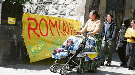 Besetzung geht weiter. Ein Teil der Roma zieht in ein Flüchtlingsheim nach Spandau, etwa 20 Personen bleiben aber weiterhin auf dem Gelände der Sankt-Marien-Liebfrauen-Gemeinde in der Wrangelstraße in Berlin-Kreuzberg.