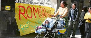 Besetzung geht weiter. Ein Teil der Roma zieht in ein Flüchtlingsheim nach Spandau, etwa 20 Personen bleiben aber weiterhin auf dem Gelände der Sankt-Marien-Liebfrauen-Gemeinde in der Wrangelstraße in Berlin-Kreuzberg.