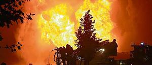 Chaos in der Oderstraße: In der Nacht zum Mittwoch war hier ein Lagerhaus komplett ausgebrannt. Explodierende Gasflaschen und brennende Feuerwerkskörper sprengten sogar Mauerteile aus der Fassade des Plattenbaus. Die Gewalt der Druckwelle zerstörte auch mehrere Edel-Karossen eines benachbarten Autohauses.