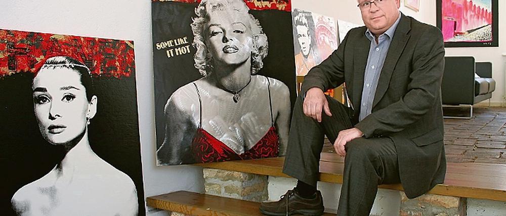 In reizvoller Gesellschaft. Galerist Albert Baake in seinen Ausstellungsräumen.