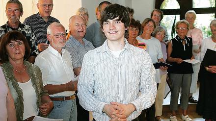 Johannes Sandner inmitten der Seniorenkantorei.