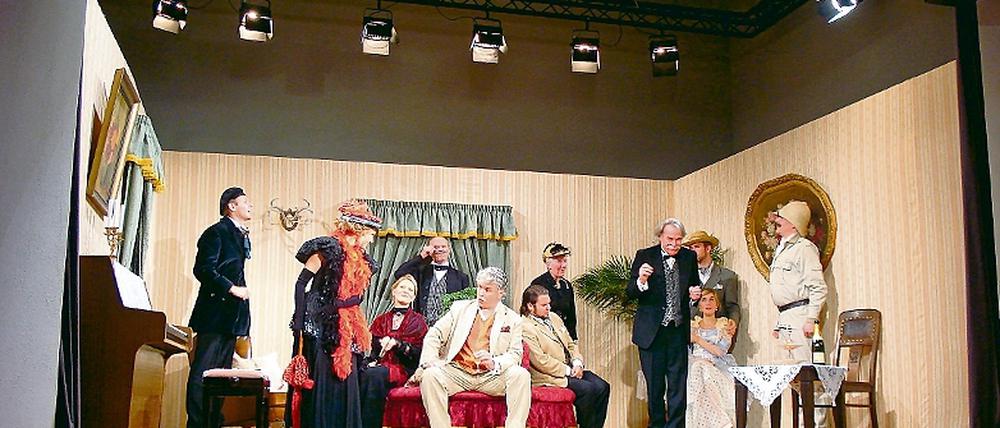 Heimatloses Ensemble: Die Kleine Bühne Wilhelmshorst bei den Proben zu Pension Schöller im Gemeindezentrum.