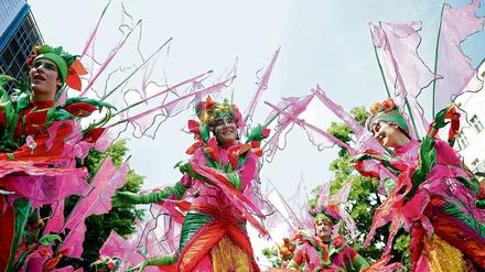 Karawane des Lächelns. Rund 90 Folklore- und Kostümgruppen sowie Musikervereinigungen aus 70 Laendern zogen durch Neukölln und Kreuzberg.