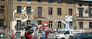 1600 Menschen demonstrierten im vergangenen November für mehr Freiräume für junge Potsdamer (Bild oben). Dazu gehören schon heute die Zeppelinstraße 29 (Bild unten rechts) und das Olga in der Charlottenstraße. Am 6. Juni soll wieder demonstriert werden.