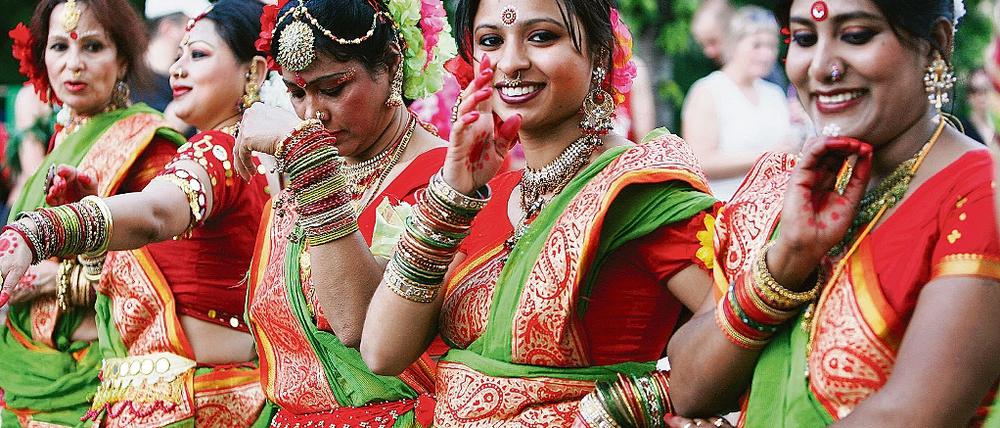 Strahlend. Am Pfingstwochenende feiern in Kreuzberg viele Nationalitäten gemeinsam  und meist in traditioneller Kleidung.