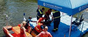 Die Rettung von gekenterten Wassersportlern wurde in Ferch geübt.