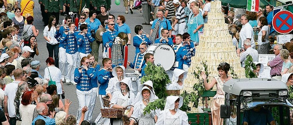 Tausende Gäste begrüßten gestern in der Beelitzer Altstadt den Festumzug  an der Spitze mit Spargelkönigin Karolin Wegener. Danach folgte der Spielmannszug der Beelitzer Feuerwehr, der zum Spargelfest auch sein zehnjähriges Bestehen feierte.