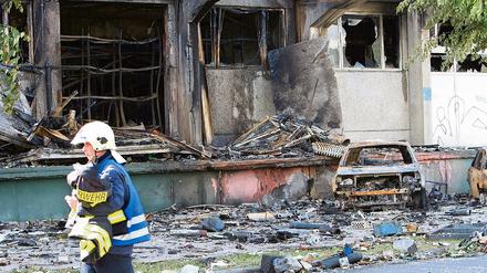 Ein Bild der Verwüstung: Die Aufräum- und Sicherungsarbeiten nach dem Großbrand mit mehreren Explosionen in dem mehrstöckigen Lagerhaus an der Teltower Oderstraße werden noch lange dauern.