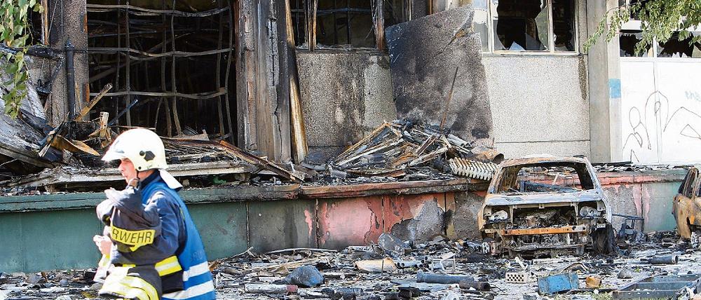 Ein Bild der Verwüstung: Die Aufräum- und Sicherungsarbeiten nach dem Großbrand mit mehreren Explosionen in dem mehrstöckigen Lagerhaus an der Teltower Oderstraße werden noch lange dauern.