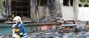 Ein Bild der Verwüstung: Die Aufräum- und Sicherungsarbeiten nach dem Großbrand mit mehreren Explosionen in dem mehrstöckigen Lagerhaus an der Teltower Oderstraße werden noch lange dauern.