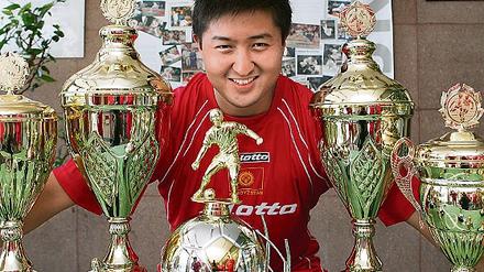 Der kirgisische Kapitän der Botschafts-Fußballmannschaft Ermek Omurov hätte gern den Siegerpokal mit nach Hause genommen. Doch auch als Vierte nahmen es die Kirgisen gelassen und feierten am Abend das gelungene Treffen in Potsdam.