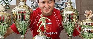 Der kirgisische Kapitän der Botschafts-Fußballmannschaft Ermek Omurov hätte gern den Siegerpokal mit nach Hause genommen. Doch auch als Vierte nahmen es die Kirgisen gelassen und feierten am Abend das gelungene Treffen in Potsdam.