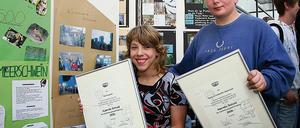 Ausgezeichnet: Karina Huhn (15) und Max Rieke (13) mit den Urkunden.