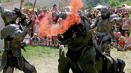 Ein gar fürchterlicher Gesell: Der feuerspeiende Drachen Birgon ist beim 5. Ritterfest wieder dabei.
