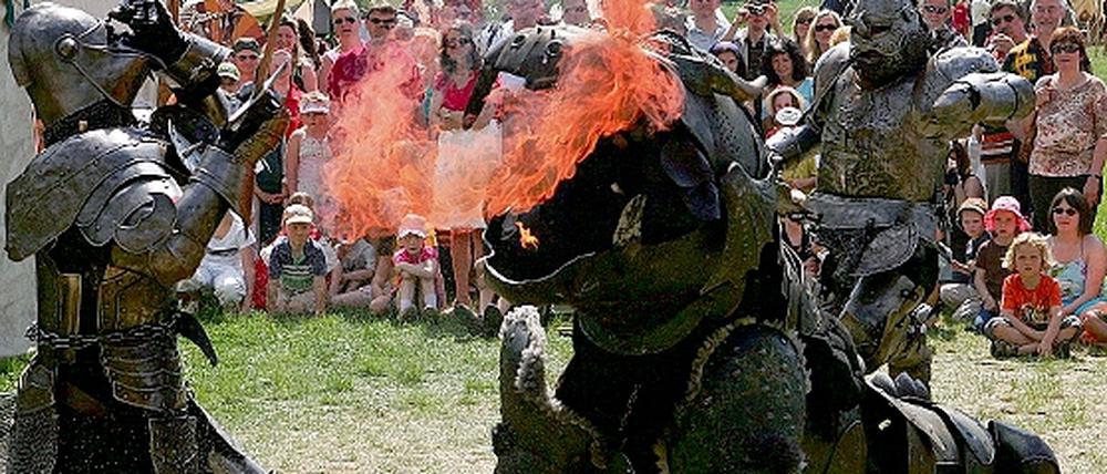 Ein gar fürchterlicher Gesell: Der feuerspeiende Drachen Birgon ist beim 5. Ritterfest wieder dabei.