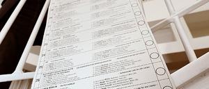 Wahltapete. Langer Stimmzettel für die Europawahl.