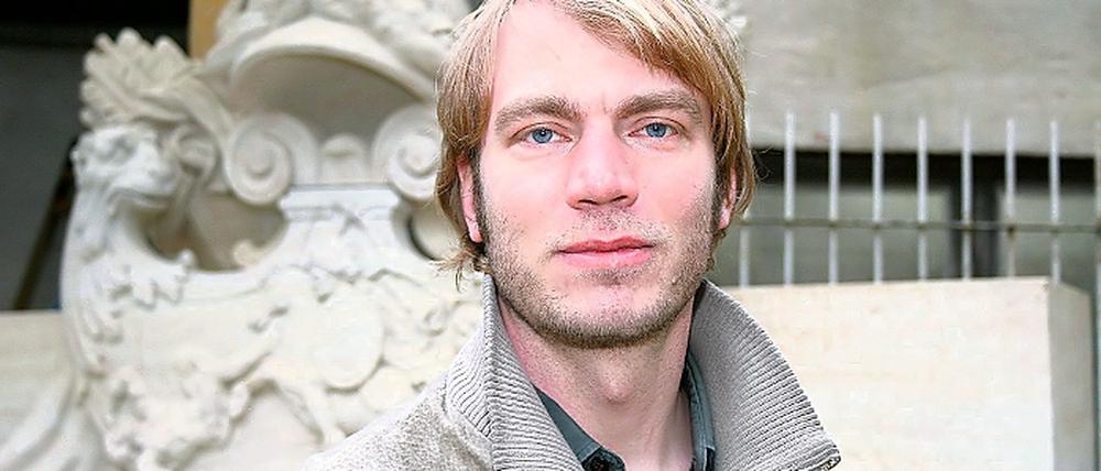 Schafft Kunstwerke aus tonnenschweren Blöcken: Der Potsdamer Bildhauer Eckhart Böhm.