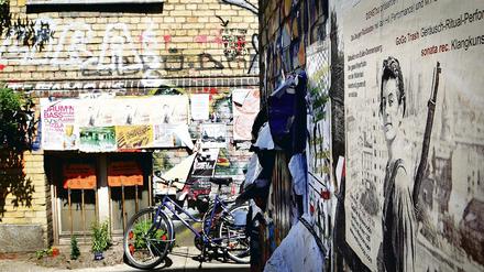Fluchtpunkt Bethanien. Gewöhnliche Berlin-Urlauber wohnen im Hotelzimmer. Die Roma-Familien, deren Angehörige sich als Touristen in der Stadt aufhalten, haben bei den Besetzern am Kreuzberger Mariannenplatz Quartier bezogen.