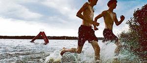 Spritzig. Auch wenns mal eine Dusche von oben geben sollte wie am Schwielowsee (oben) in Caputh, am Scharmützelsee in Buckow (u.l.) oder am Werbellinsee steht dem Badevergnügen am Wochenende in Brandenburg nichts im Wege.