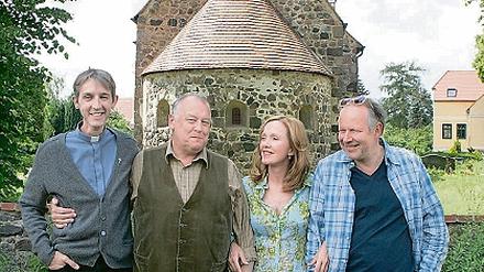 Gut gelaunt stehen Andreas Schmidt, Thomas Thieme, Katja Flint und Axel Milberg (v.l.) in Wildenbruch für Liebling, weck die Hühner auf vor der Kamera.