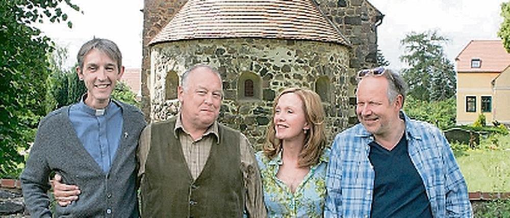 Gut gelaunt stehen Andreas Schmidt, Thomas Thieme, Katja Flint und Axel Milberg (v.l.) in Wildenbruch für Liebling, weck die Hühner auf vor der Kamera.