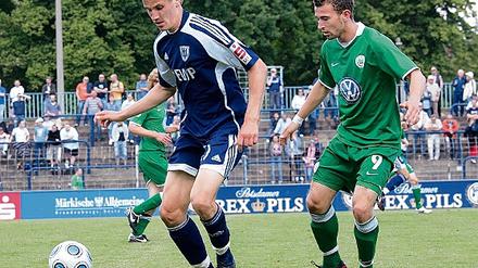 Nullnummer. Babelsbergs Regionalliga-Kicker trafen am Samstag nicht ins Tor des VfL Wolfsburg II, auch nicht Stürmer Stefan Kutschke (links), der hier den Ball gegen VfL-Mittelfeldspieler Dennis Riemer behauptet.