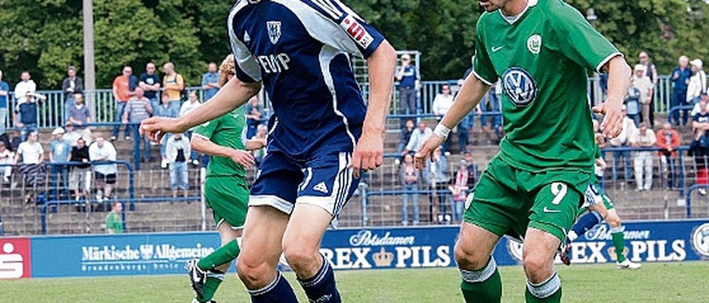 Nullnummer. Babelsbergs Regionalliga-Kicker trafen am Samstag nicht ins Tor des VfL Wolfsburg II, auch nicht Stürmer Stefan Kutschke (links), der hier den Ball gegen VfL-Mittelfeldspieler Dennis Riemer behauptet.