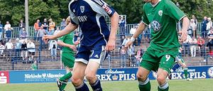 Nullnummer. Babelsbergs Regionalliga-Kicker trafen am Samstag nicht ins Tor des VfL Wolfsburg II, auch nicht Stürmer Stefan Kutschke (links), der hier den Ball gegen VfL-Mittelfeldspieler Dennis Riemer behauptet.