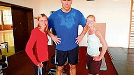Begegnung. Claudia Hoffmann (links) und Jana Neubert mit Nikolai Valuev.