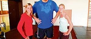 Begegnung. Claudia Hoffmann (links) und Jana Neubert mit Nikolai Valuev.