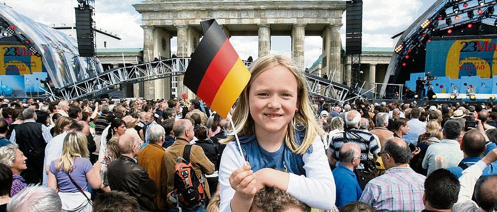 Geburtstagsgedränge. Hundertausende zog es am Samstag in Berlin auf die Straße des 17. Juni, um das 60-jährige Bestehen der Bundesrepublik zu feiern.