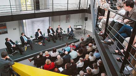 Großes Interesse, heftige Vorwürfe und Emotionen: Am Montagabend fand die erste Podiumsdiskussion zum Thema Uferstreit am Griebnitzsee statt. Moderator der 90-minütigen Runde im Truman-Haus war PNN-Chefredakteur Michael Erbach.