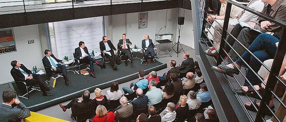Großes Interesse, heftige Vorwürfe und Emotionen: Am Montagabend fand die erste Podiumsdiskussion zum Thema Uferstreit am Griebnitzsee statt. Moderator der 90-minütigen Runde im Truman-Haus war PNN-Chefredakteur Michael Erbach.