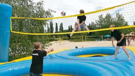Bossaball wird auf einem speziellen, luftgefüllten Feld gespielt  eine Kombination aus Trampolin und Hüpfburg.
