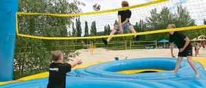 Bossaball wird auf einem speziellen, luftgefüllten Feld gespielt  eine Kombination aus Trampolin und Hüpfburg.