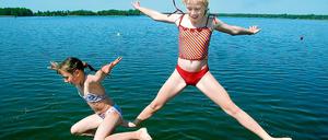 Solche ungetrübten Badefreuden sollen in den nächsten Jahren auch am Plessower See garantiert sein. Die Wassertemperatur beträgt im Moment dort 18 Grad.