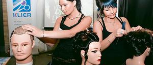 Die Haare schön machen Franziska Schmidt und Madleine Reichelt: Gestern hatten die beiden angehenden Frisörinnen im Waschhaus die Aufgabe, anderen Jugendlichen zu zeigen, dass eine Ausbildung zum Friseur interessant sein kann.