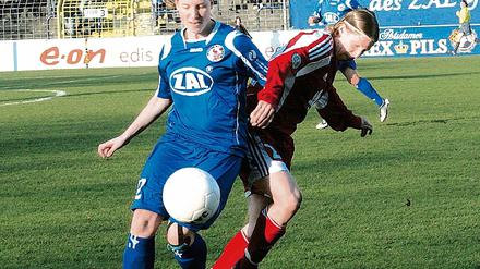Wieder souverän. Potsdams Abwehrspielerin Stefanie Draws hier im Hinspiel-Duell mit Frankfurts Petra Wimbersky will mit Turbine in die Champions League.