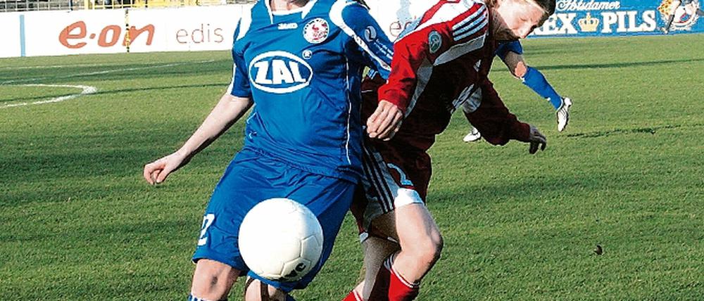 Wieder souverän. Potsdams Abwehrspielerin Stefanie Draws  hier im Hinspiel-Duell mit Frankfurts Petra Wimbersky  will mit Turbine in die Champions League.
