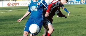 Wieder souverän. Potsdams Abwehrspielerin Stefanie Draws  hier im Hinspiel-Duell mit Frankfurts Petra Wimbersky  will mit Turbine in die Champions League.