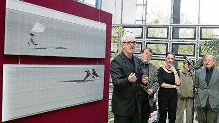 Bei der Eröffnung der Ausstellung: der Künstler Axel Koschies, der HFF-Chef Wiedemann, die, Birgit Koschies und Volker Schlöndorff (v.l.n.r.)