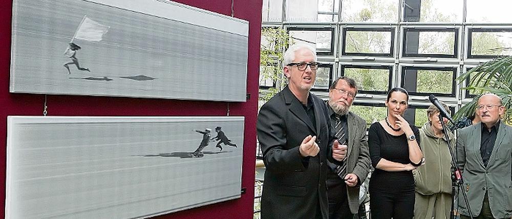 Bei der Eröffnung der Ausstellung: der Künstler Axel Koschies, der HFF-Chef Wiedemann, die, Birgit Koschies und Volker Schlöndorff (v.l.n.r.)