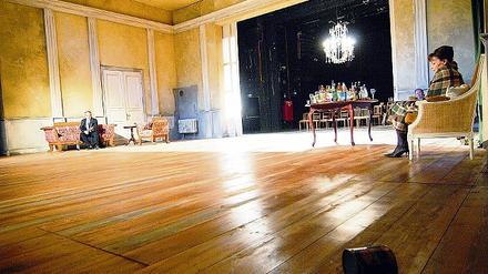 Leere. Die Gutsbesitzerin (Angelica Domröse) muss gehen. Das Kapital wird neu verteilt: Bauernsohn Lopachin (Michael Scherff) weiß, wohin der Wind sich dreht.