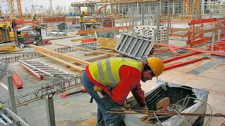 Mit Hochdruck. Nach 1000 Tagen Bauzeit hat das Terminal teilweise schon drei Stockwerke und der Bahnhof ist unter der Erde verschwunden.
