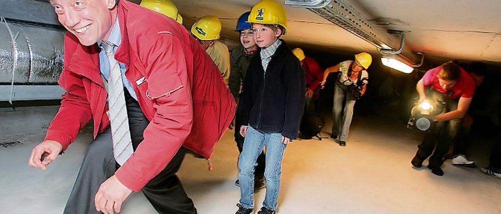 Kopf einziehen. Nicht nur Staatssekretär Gerd Harms, Bevollmächtigter für Europaangelegenheiten, musste wegen der niedrigen Decke in die Knie. Besucher zwischen 7 und 80 Jahren kamen am Samstag, um das Innere der Humboldtbrücke kennenzulernen.
