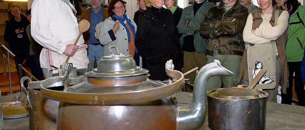 Topfgucken beim Koch des Königs. Michael Adam alias Ferdinand Andrea Tamanti, der fiktive Küchenchef der Hohenzollernherrscher, weiht seit Saisonbeginn die Besucher der Schlösser in die Geheimnisse royalen Schlemmens ein.