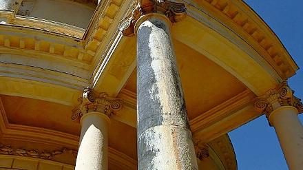 Kaum beachtet. Nur 4480 Menschen besuchten das Belvedere auf dem Klausberg  trotz schöner Aussicht. Nun verfärben sich auch noch die Säulen.